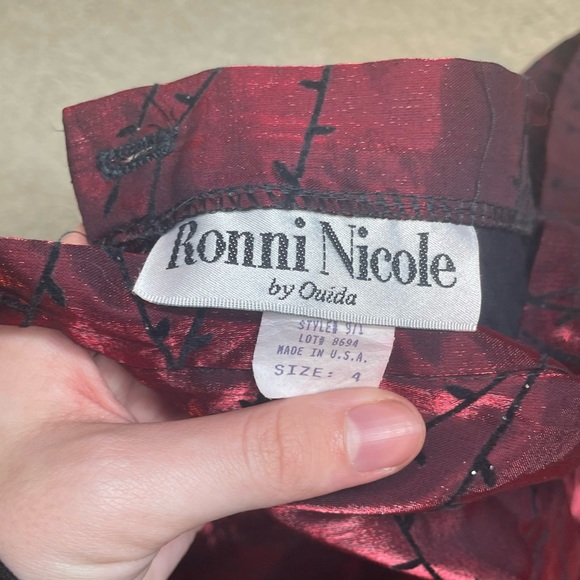 Red and black vine satiny vintage Ronni Nicole Skirt

Size 4

MISSING BUTTON - Picture 3 of 3